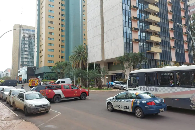 PM investiga suspeita de bomba em mochila deixada perto de hotel em Brasília