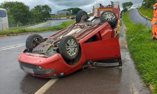 Jovem fica ferido após carro capotar na MG-050, em Formiga