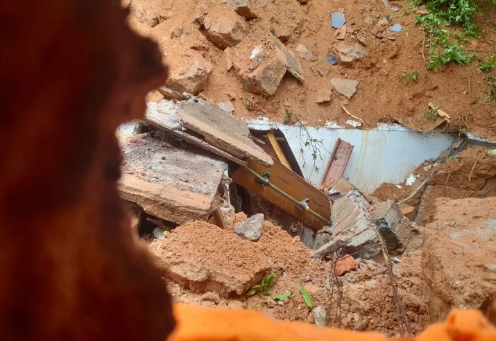 Barranco de cemitério desmorona em Teófilo Otoni e leva lama e caixão para dentro de casa