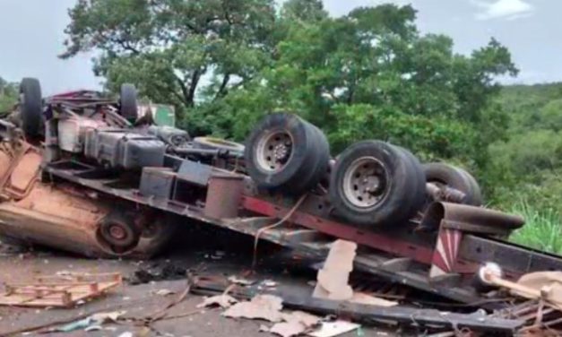 Caminhão sai da pista atinge veículos e capota na MG-050 em Capitólio