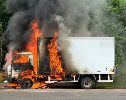 Caminhão que transportava quase uma tonelada de queijos para descarte pega fogo no Sul de MG