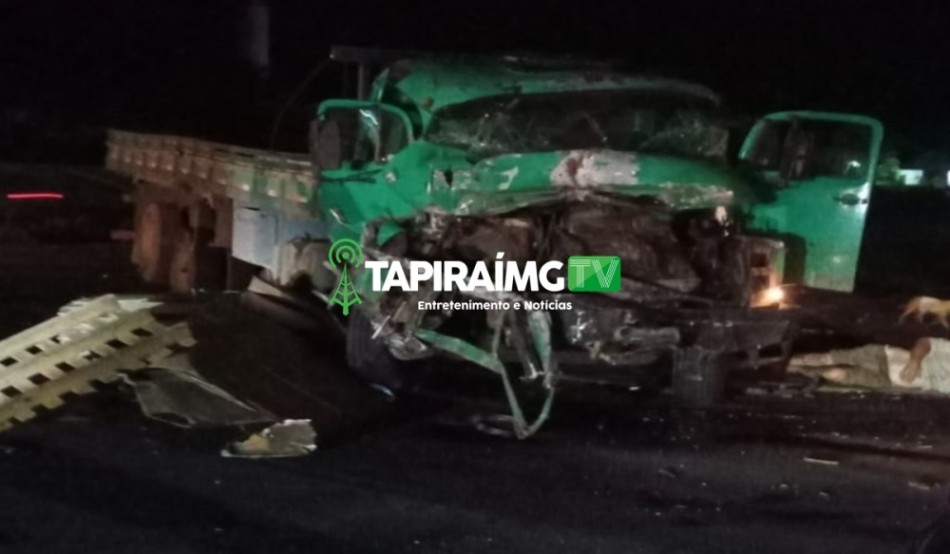 Motorista de carreta fica ferido após acidente com caminhão na BR-262