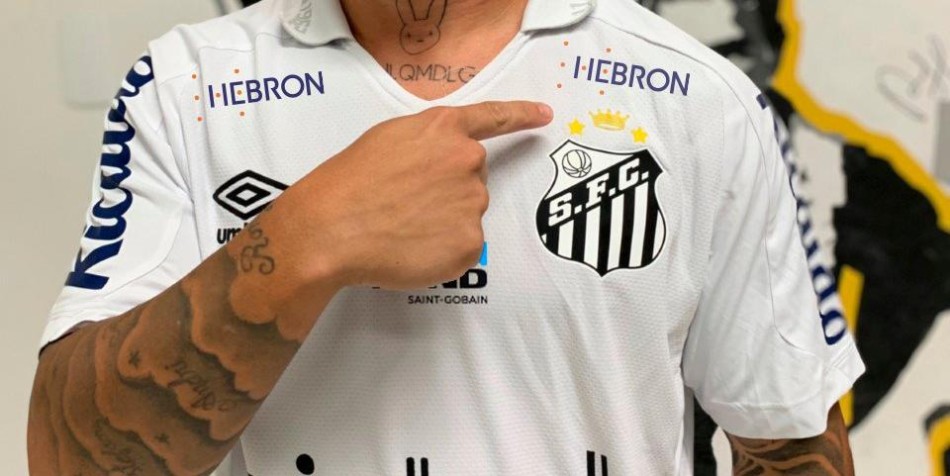 Santos altera escudo do clube para incluir homenagem a Pelé