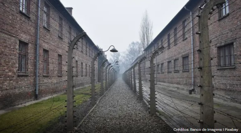 Idosa de 97 anos que trabalhou em campo nazista é condenada por morte de 10 mil pessoas 