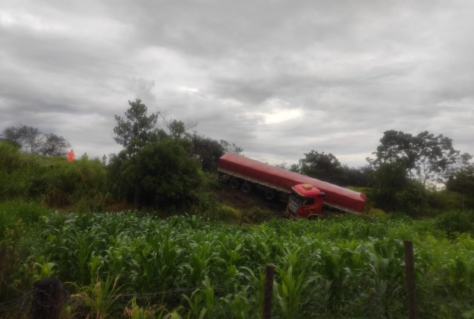 Carreta capota na BR-354, em Formiga