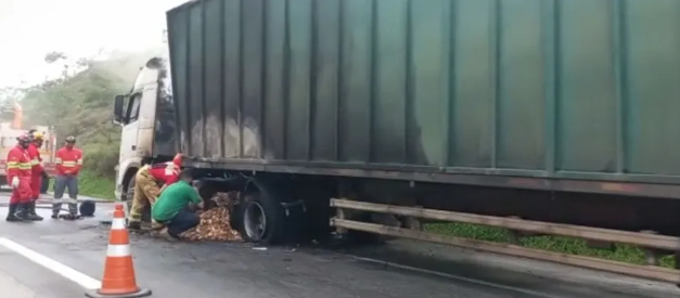 Carreta carregada com 29 toneladas de madeira pega fogo na BR-262, em Pará de Minas