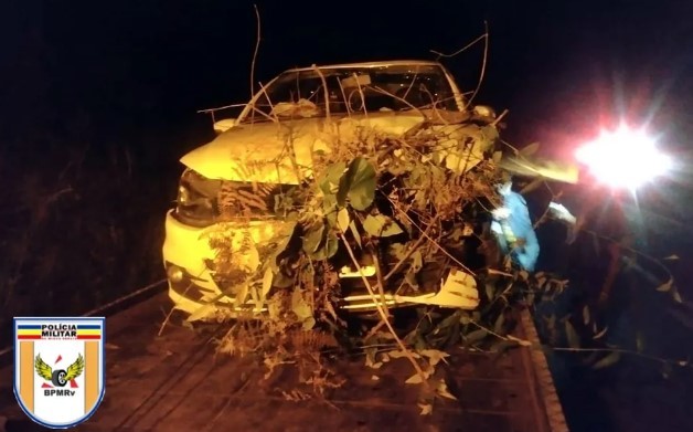 Carro cai de ribanceira após motorista desviar para evitar acidente no Sul de Minas
