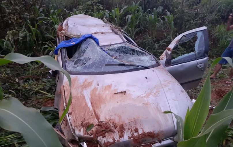Após capotar, carro cai em plantação de milho e duas mulheres ficam feridas na MG-164