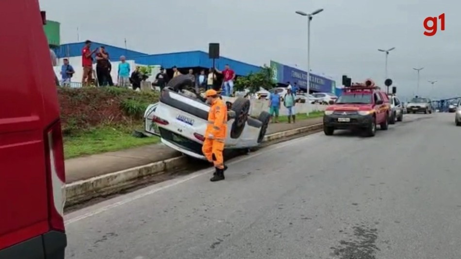 Motorista fica presa em carro capotado na BR-262, em Nova Serrana