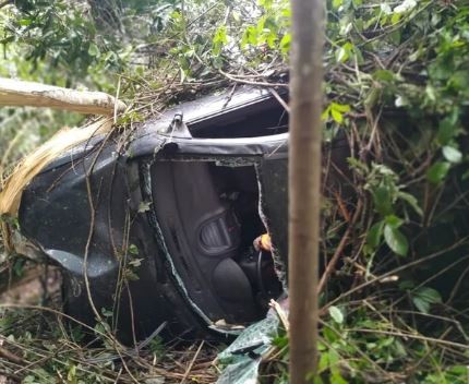 Dois idosos ficam feridos após carro capotar na BR-262