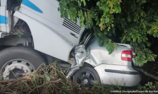 Carro é ‘engolido’ por caminhão após batida frontal na BR-116; quatro pessoas morreram
