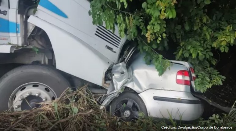 Carro é ‘engolido’ por caminhão após batida frontal na BR-116; quatro pessoas morreram