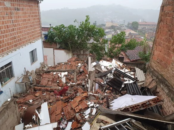 Casa de dois andares desaba após forte chuva em Minas