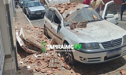 Parte da fachada de casa desaba sobre veículo estacionado no Centro de Itapecerica