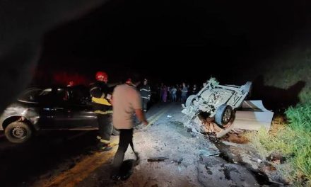 Homem morre e cinco pessoas ficam feridas após colisão entre veículos em Minas