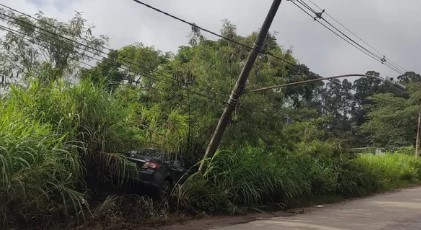 Motorista foge após carro colidir contra poste em Divinópolis