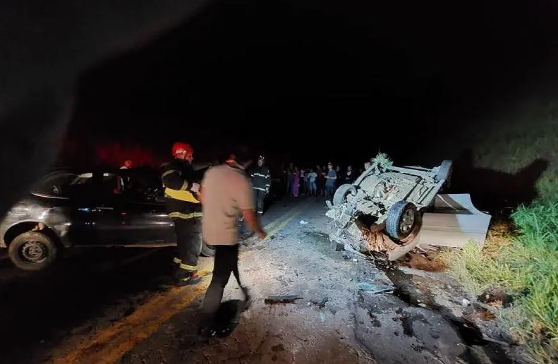 Homem morre e cinco pessoas ficam feridas após colisão entre veículos em Minas