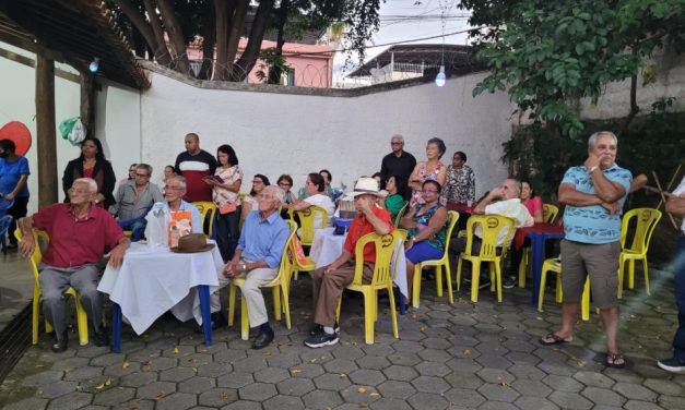 Confraternização natalina é realizada no Centro de Convivência do Idoso