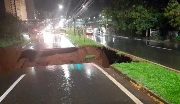Bombeiros encontram 4 corpos em Araraquara após cratera ‘engolir’ carros