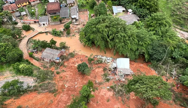 Sobe para 3 o número de mortos em desabamento de encosta em MG