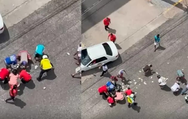 Dinheiro cai durante fuga de suspeitos e moradores pegam notas na rua