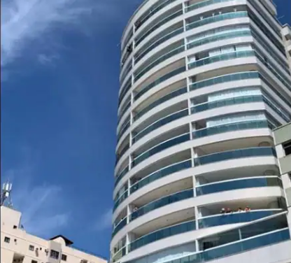 Grupo surpreende banhistas e joga dinheiro de apartamento em Guarapari