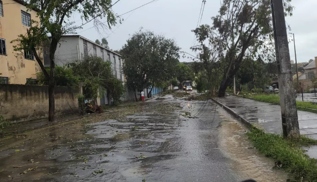 Chuvas e aumento do nível do Rio Itapecerica em Divinópolis colocam bombeiros e Defesa Civil em alerta