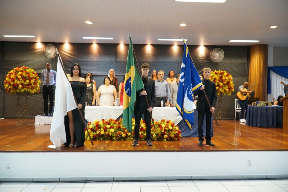 Colégio UNIFOR realiza formaturas