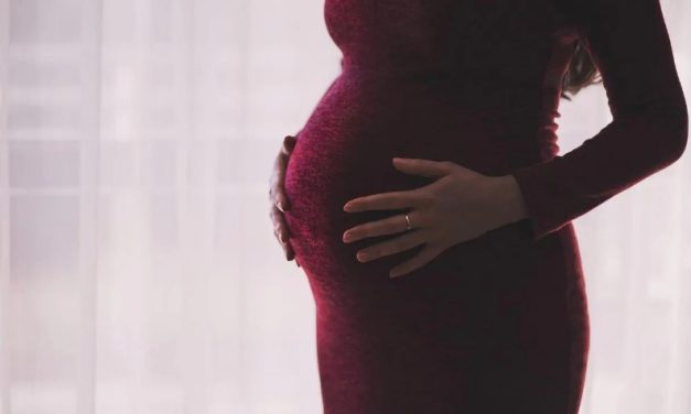 Grávida é esfaqueada, salta janela, cai em pula-pula e sobrevive