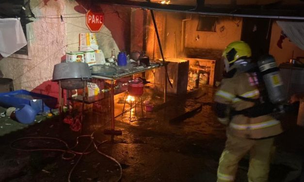 Bombeiros combatem incêndio em residência no bairro Quartéis, em Formiga
