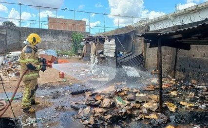 Incêndio atinge depósito de recicláveis em Lagoa da Prata