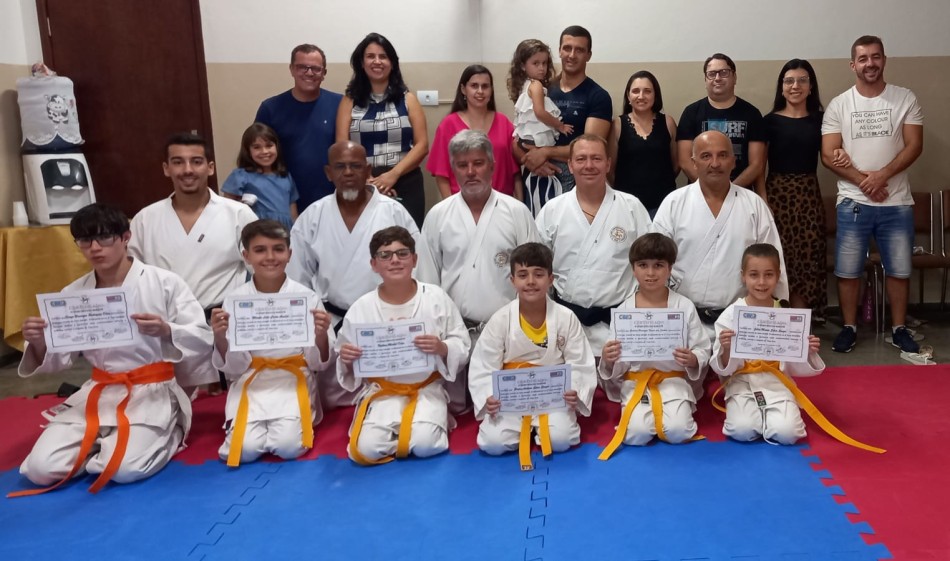 Alunos e professores da equipe Dojo Kelcio Karatê Formiga recebem certificados após participarem de banca examinadora