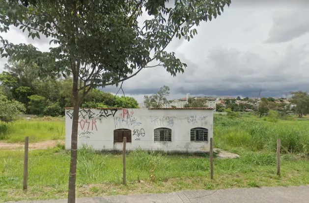 Adolescente vai para encontro em lote e se depara com namorado morto