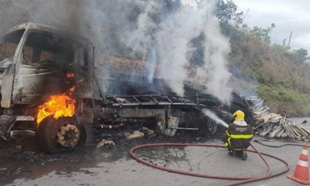 Motorista morre carbonizado após bater na traseira de caminhão em Sete Lagoas