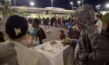 Natal solidário: pessoas em situação de rua em BH recebem alimentos