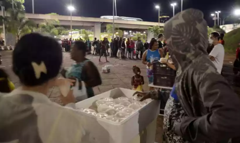 Natal solidário: pessoas em situação de rua em BH recebem alimentos