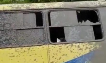 Dois passageiros ficam feridos após ônibus ser atingido por jato de concreto em Divinópolis