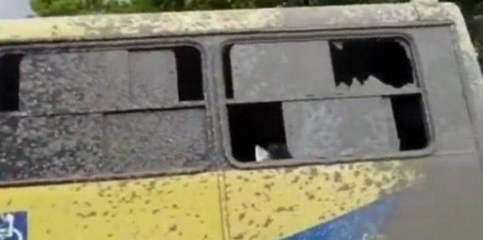 Dois passageiros ficam feridos após ônibus ser atingido por jato de concreto em Divinópolis