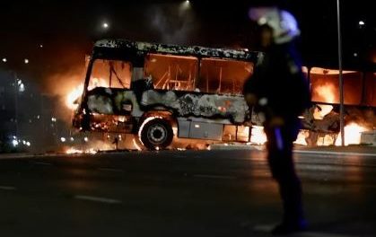 Bolsonaristas queimam 3 carros e 5 ônibus e depredaram delegacia em ato em Brasília