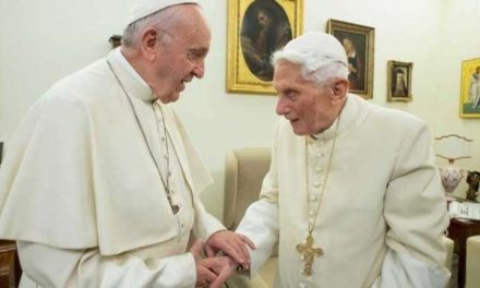 Papa Francisco pede para que fiéis orem por Bento XVI que ‘está muito doente’