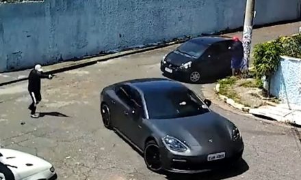 Porsche blindado escapa ileso de tiroteio e foge de bandidos