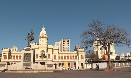 Homem é esfaqueado após discutir com um morador de rua na Praça da Estação, em BH