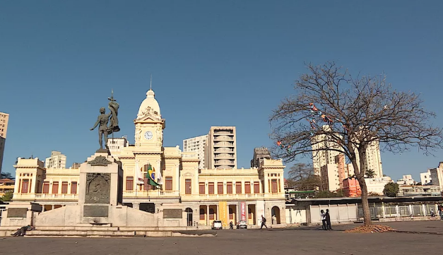 Homem é esfaqueado após discutir com um morador de rua na Praça da Estação, em BH