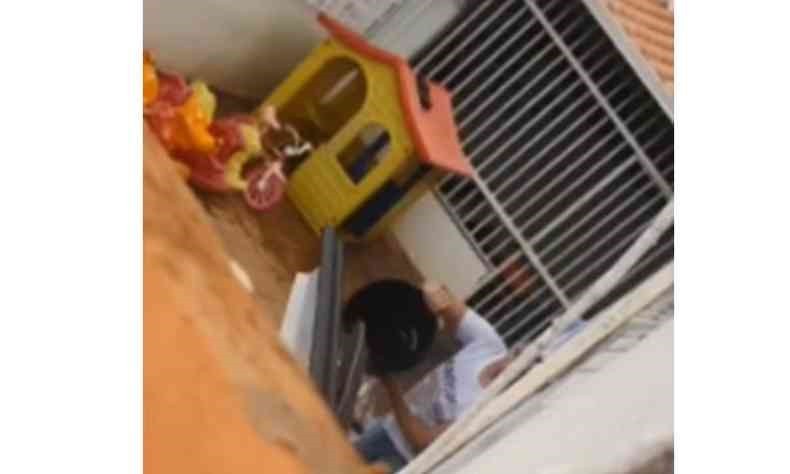 Professora que jogou balde de água fria em criança autista é demitida