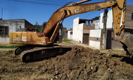 Ruas do bairro Recanto da Praia recebem material granular