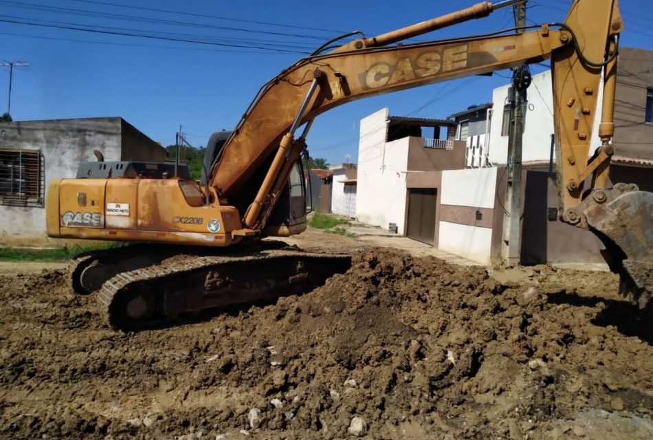 Ruas do bairro Recanto da Praia recebem material granular