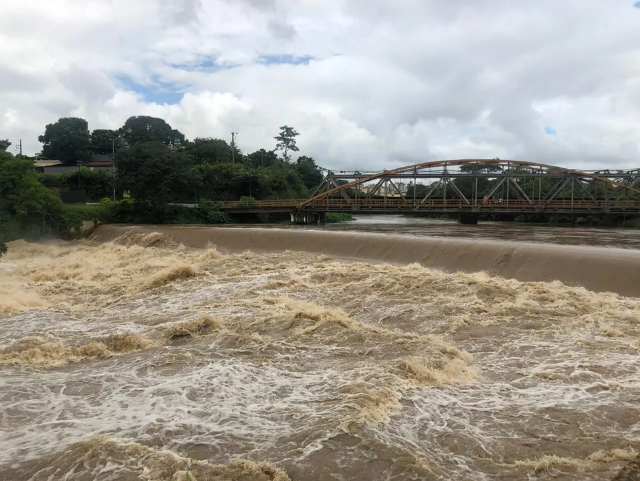 Nível do Rio Itapecerica em Divinópolis está 65 centímetros acima do normal