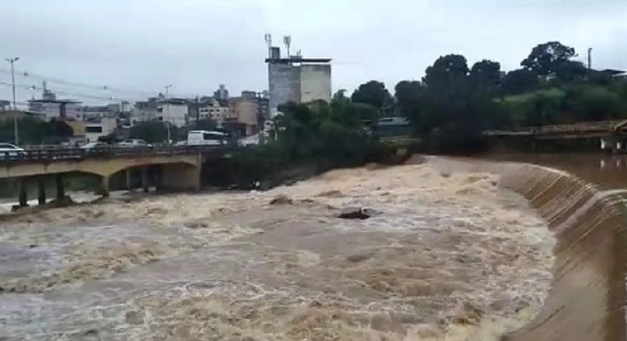 Nível do Rio Itapecerica está 55 cm acima do normal em Divinópolis