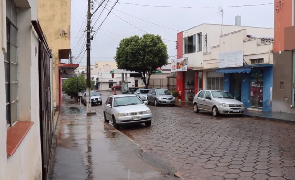 Risco de veículos afundarem em Piumhi: interdição em rua chama atenção da população