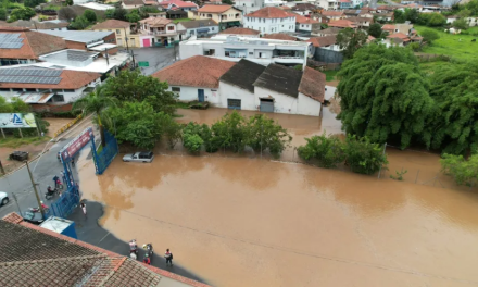 Moradores são obrigados a sair após chuva invadir casas em Santa Rita de Caldas, MG